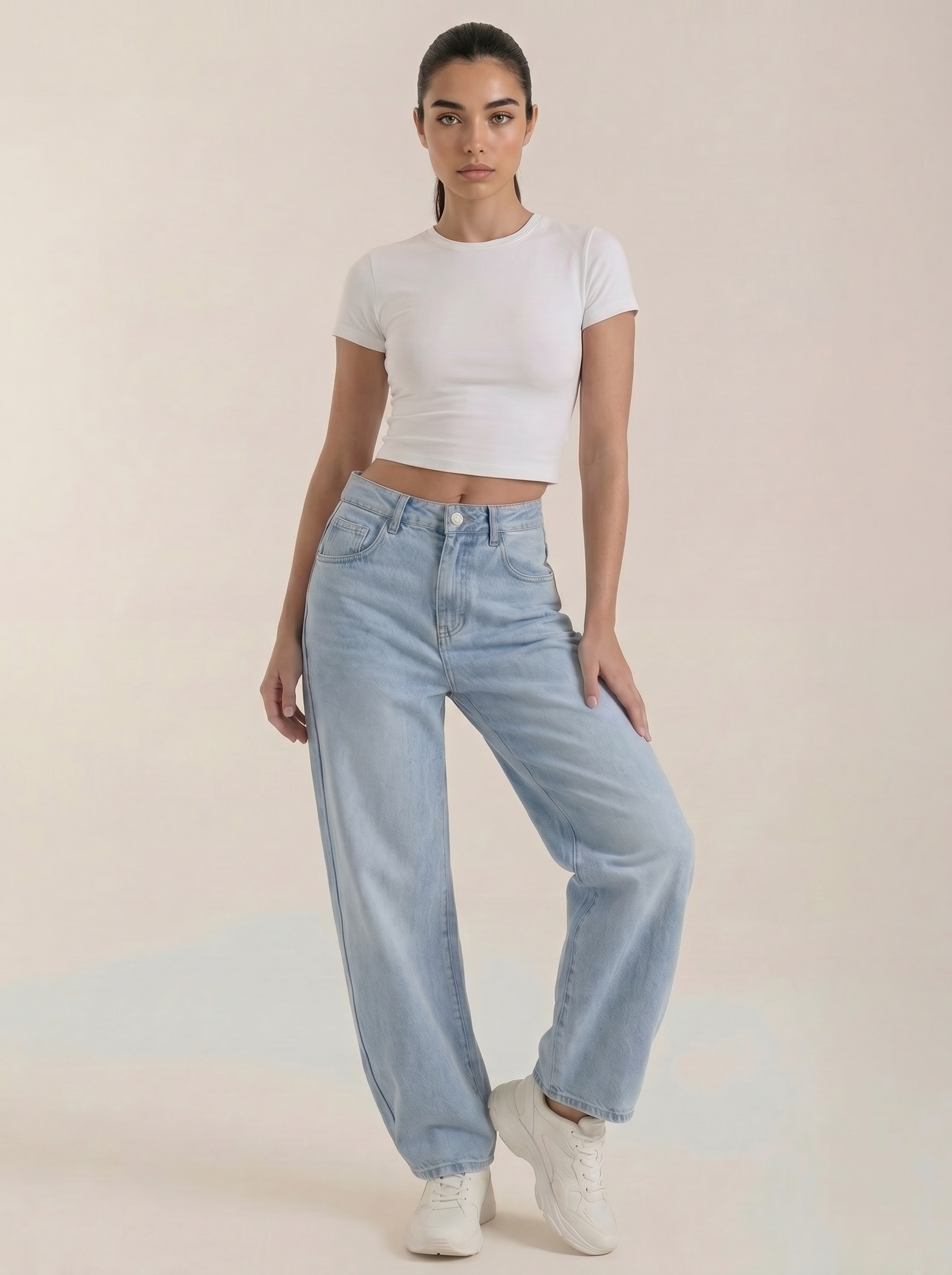 Wijde jeans voor dames in lichtblauw denim met knoop- en ritsluiting en rechte pijpen.