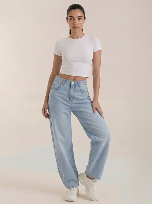 Wijde jeans voor dames in lichtblauw denim met knoop- en ritsluiting en rechte pijpen.
