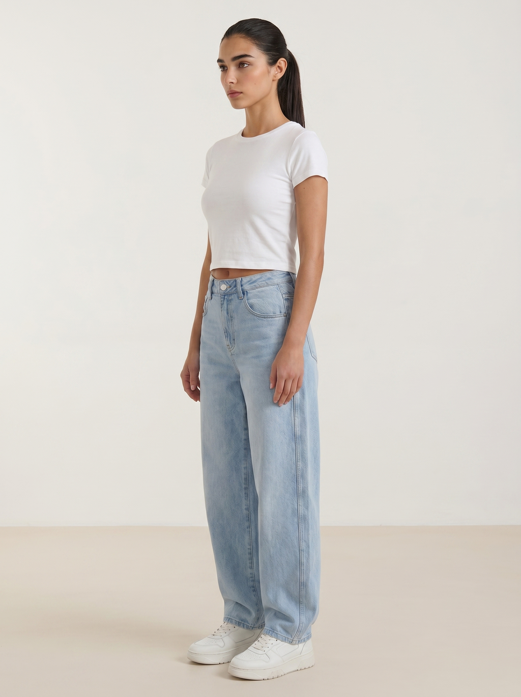 Wijde jeans voor dames in lichtblauw denim, hoge taille, wijde rechte pijpen.