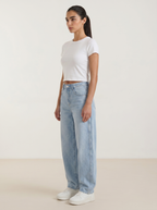 Wijde jeans voor dames in lichtblauw denim, hoge taille, wijde rechte pijpen.