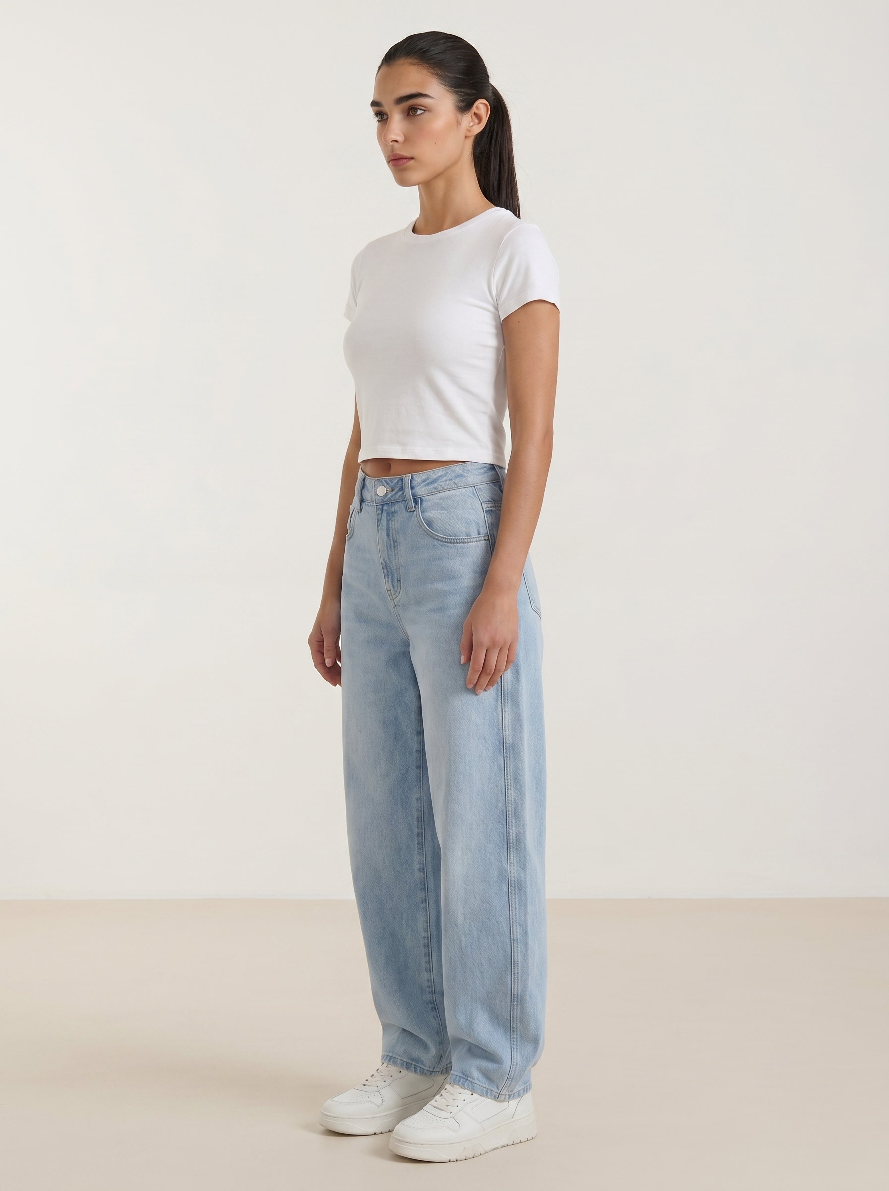 Wijde jeans voor dames in lichtblauw denim, hoge taille, wijde rechte pijpen.