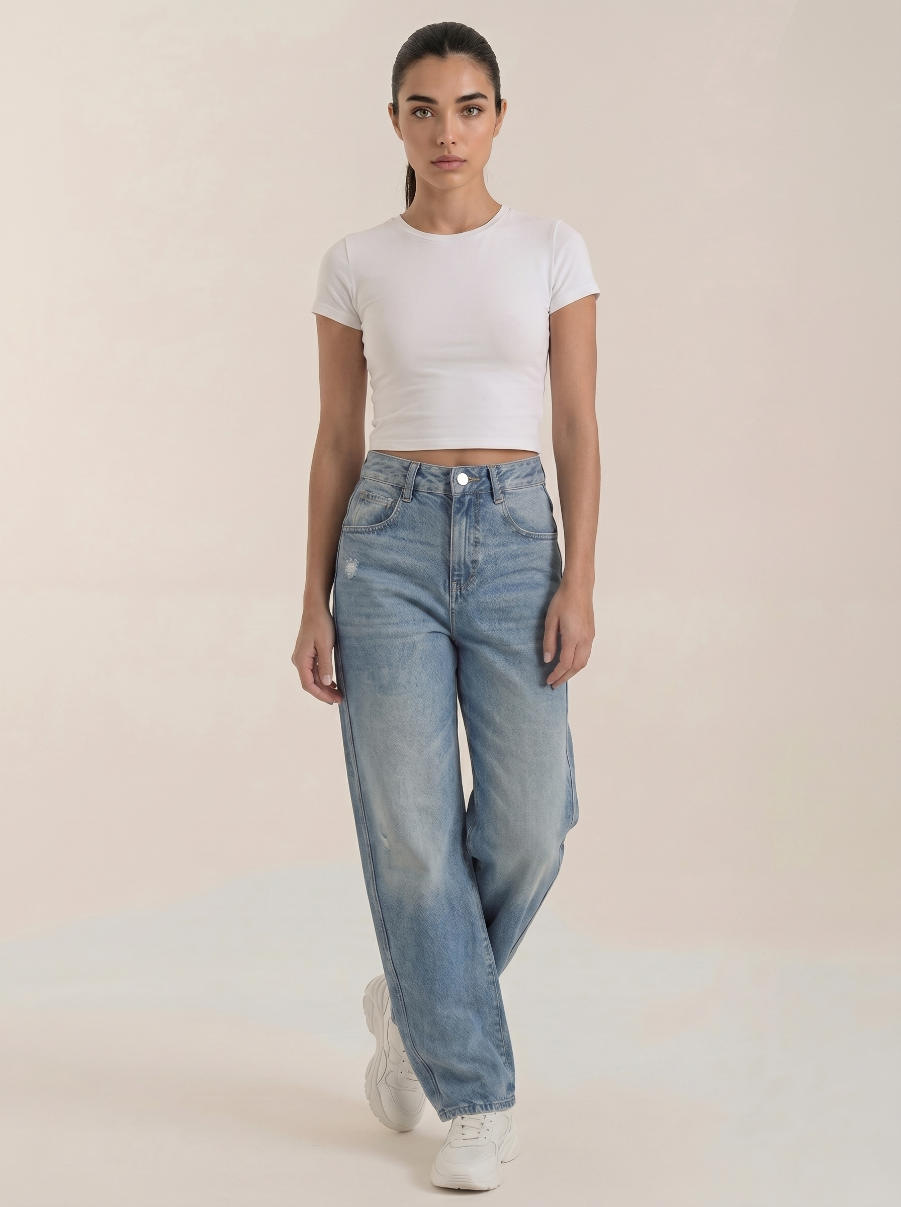 Wijde jeans voor dames in lichtblauw denim met knoopsluiting en licht gewassen denimlook.