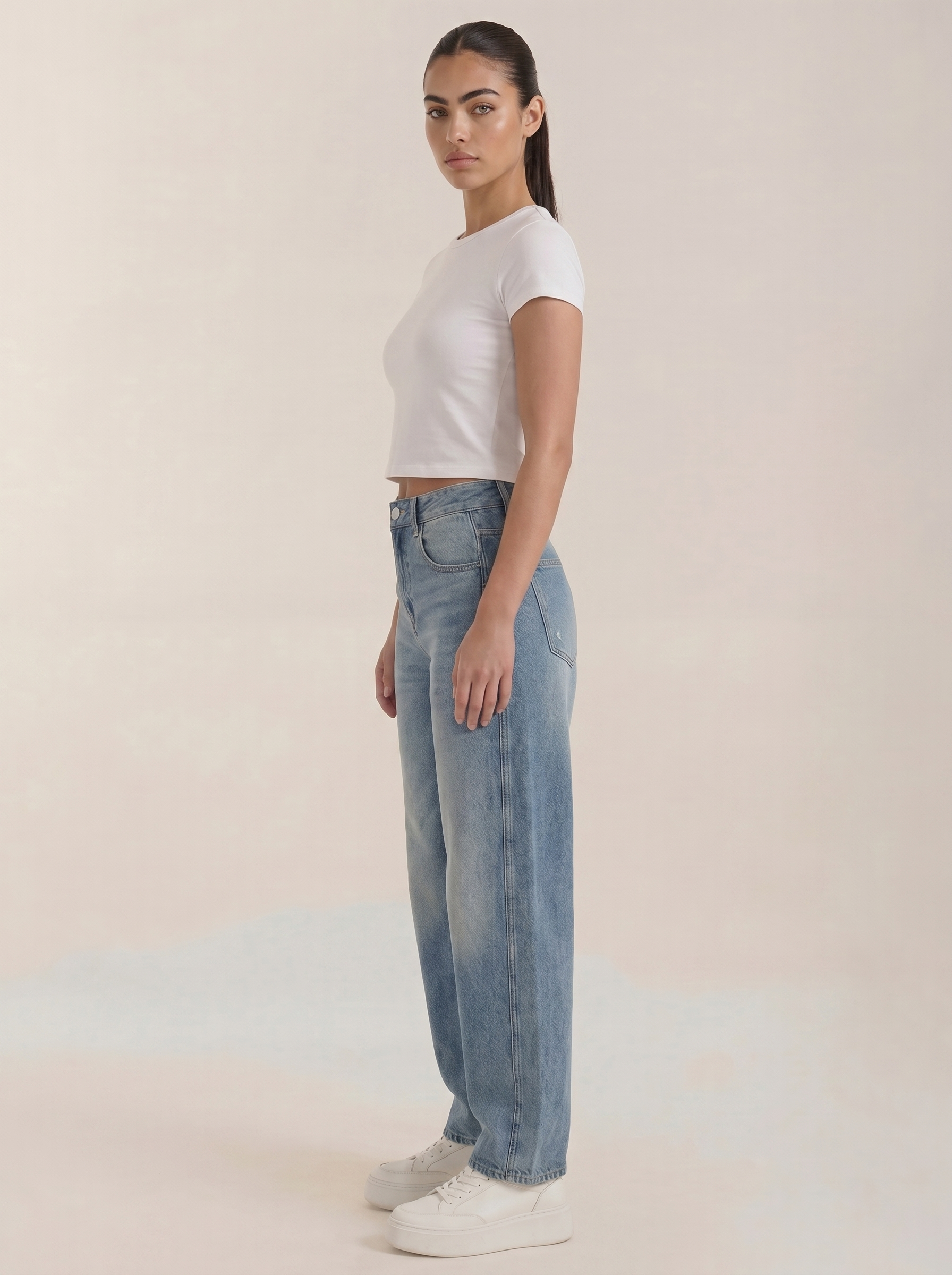 Wijde jeans voor dames in lichtblauw denim, zijaanzicht met brede pijpen en zakken.