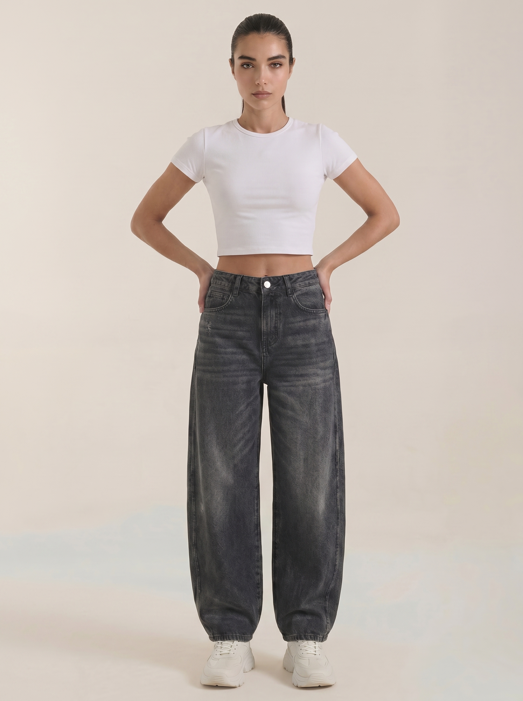 Wijde jeans voor dames in donkergrijs denim met knoop- en ritsluiting, rechte pijpen.