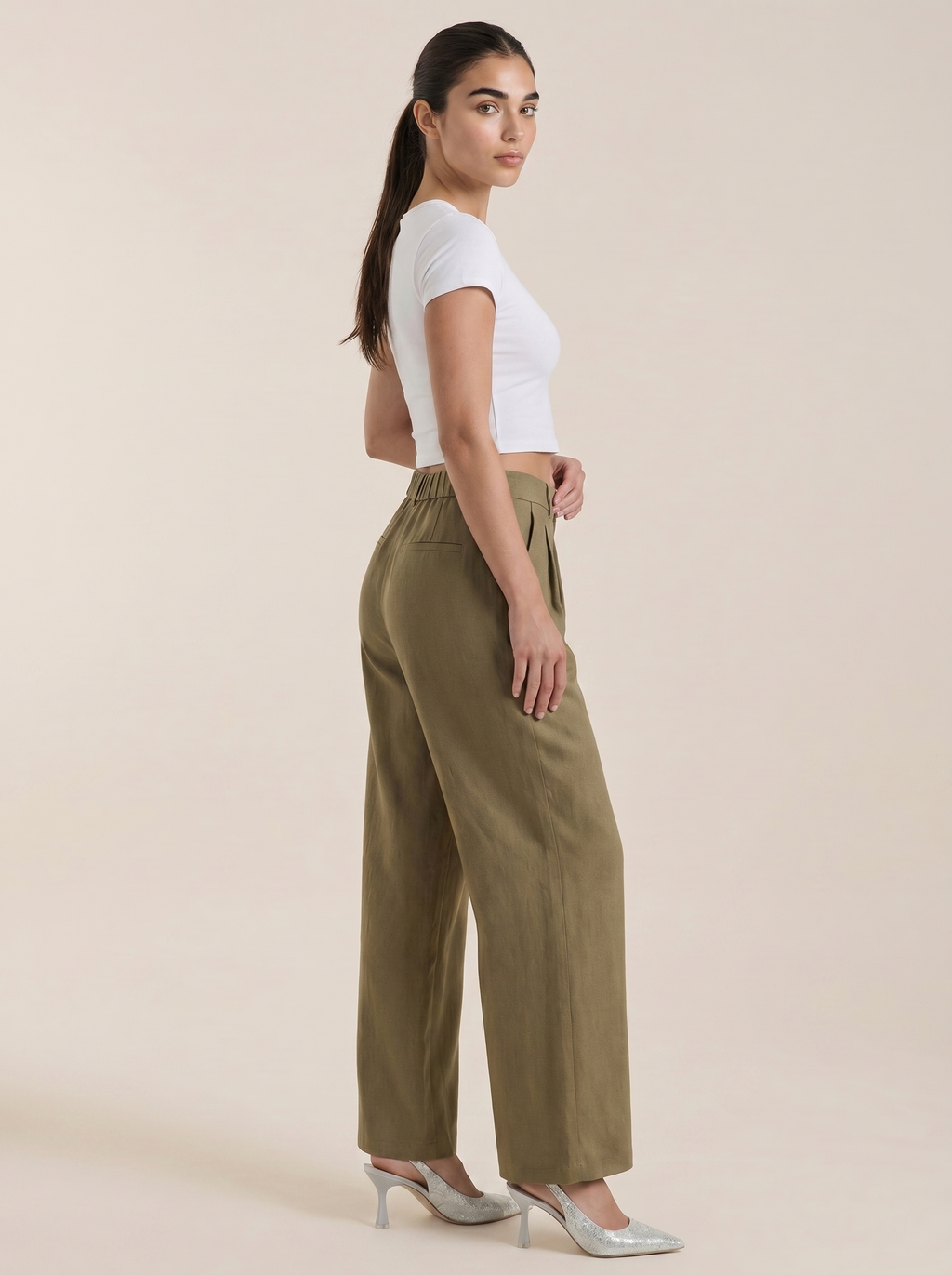 Wijde pantalon met hoge taille en plooien, donkergroene kleur, zijaanzicht