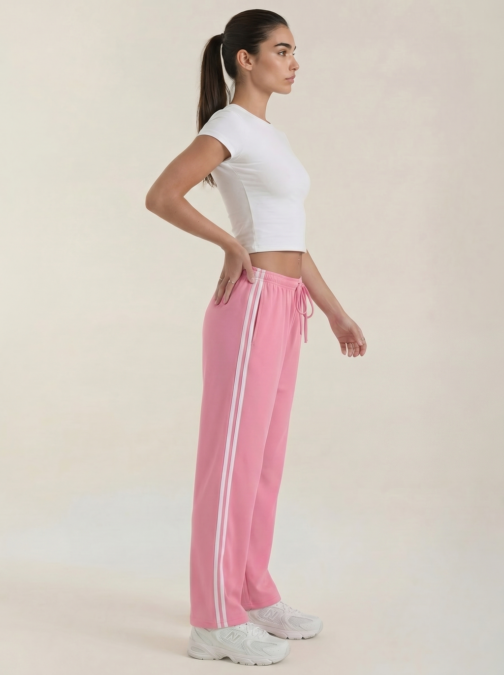 Roze wijde joggerbroek voor dames met zijstrepen, elastische taille en trekkoord