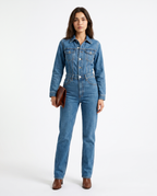 Blauwe denim jumpsuit met rechte pijpen, borstzakken met knopen en riemlussen