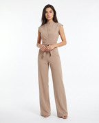Beige mouwloze jumpsuit met rits vooraan, riemceintuur en wijde lange pijpen