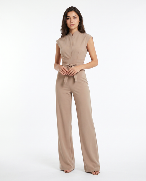 Beige mouwloze jumpsuit met rits vooraan, riemceintuur en wijde lange pijpen