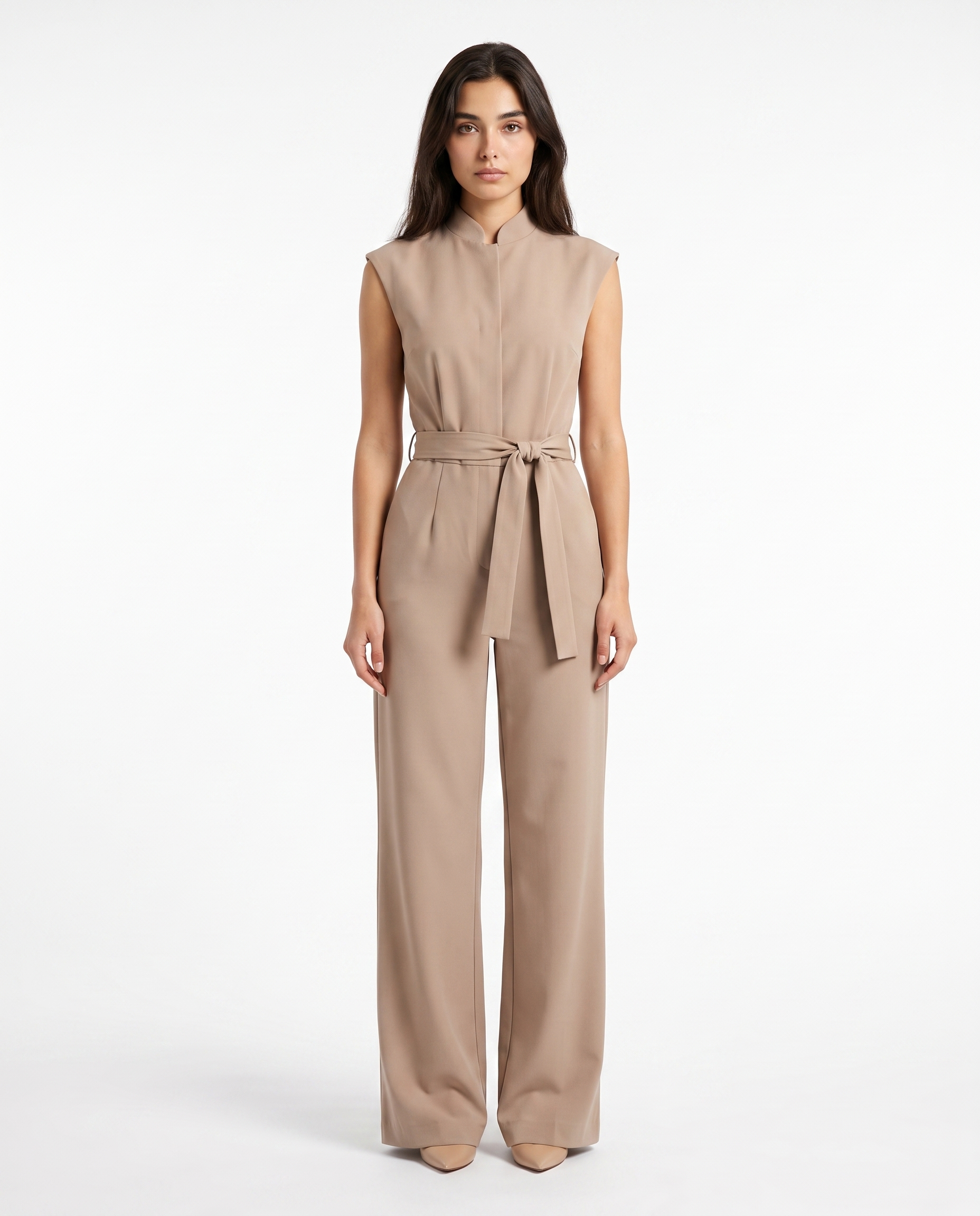 Beige mouwloze jumpsuit met strikceintuur en wijde broekspijpen, rits vooraan