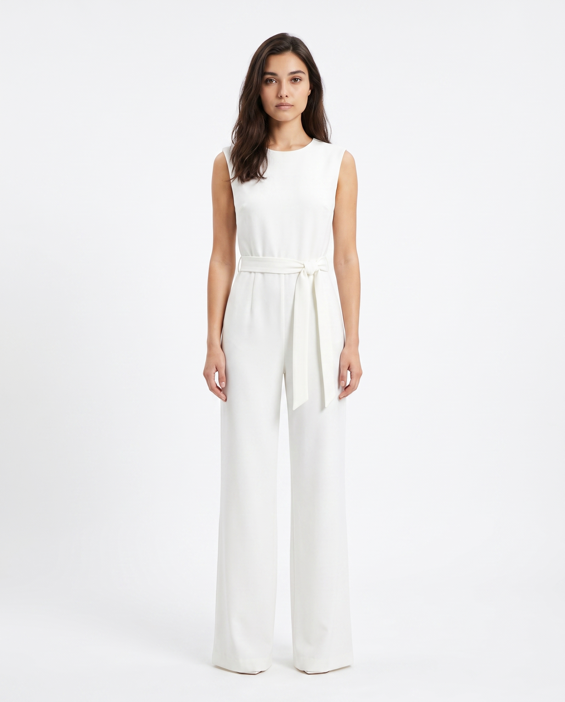 Witte mouwloze jumpsuit met strikceintuur, ronde hals en wijde lange pijpen