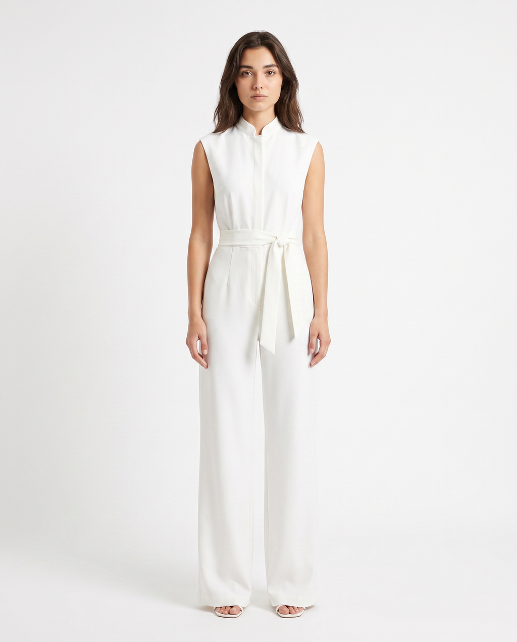 Witte mouwloze jumpsuit met ceintuurstrik en wijde broekspijpen, opstaande kraag