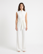 Witte mouwloze jumpsuit met ceintuurstrik en wijde broekspijpen, opstaande kraag