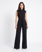 Zwarte mouwloze jumpsuit met strikceintuur, opstaande kraag en wijde broekspijpen